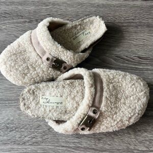 Vintage Havana Ricky Beige Slippers Cozy Sherpa Slip On Clog Faux Fur